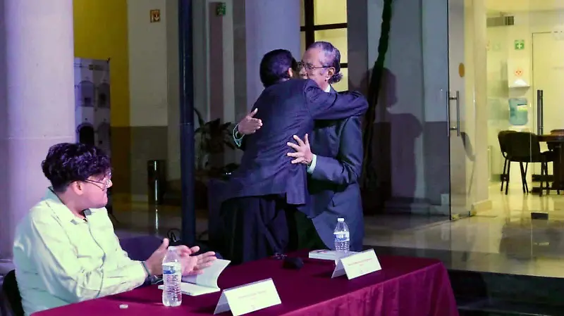 El escritor fue felicitado por su papá.